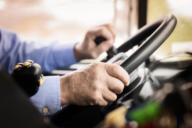 Employé au volant d'un camion de collecte