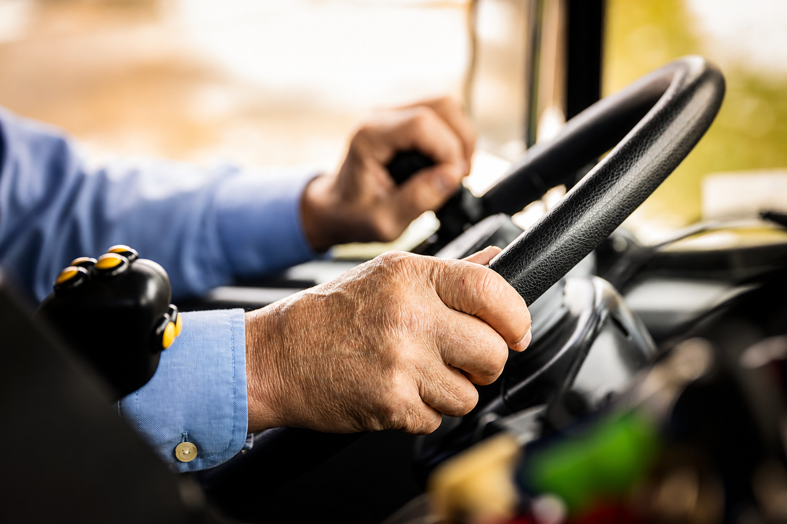 Employé au volant d'un camion de collecte